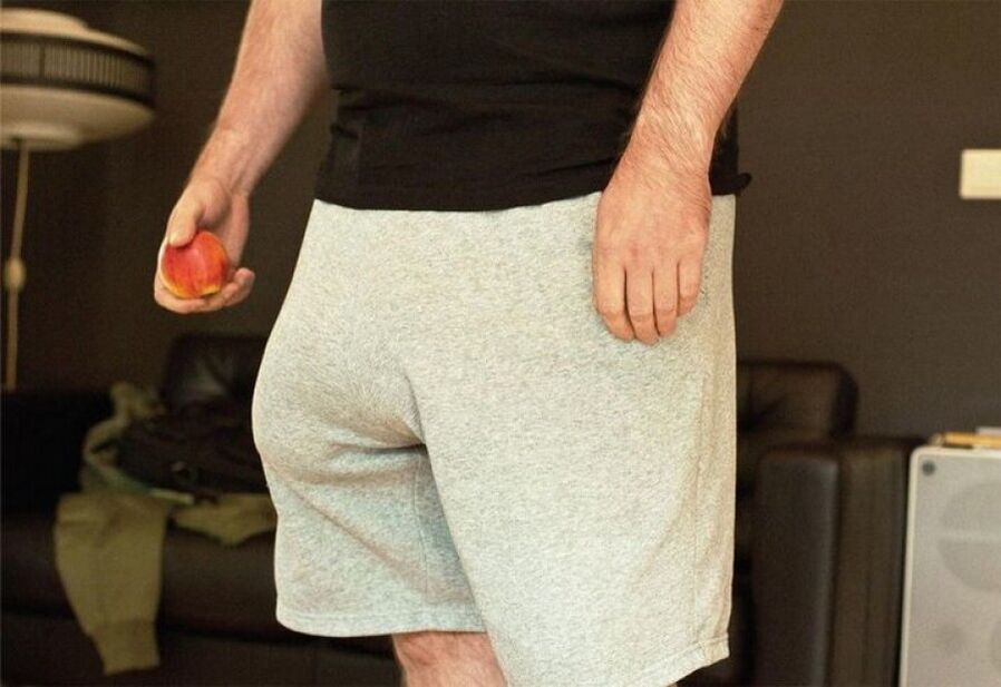 Muž se zvětšeným členem